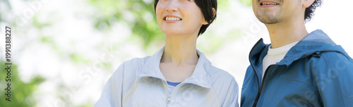 未来や希望、前を見つめるポジティブ夫婦の笑顔ポートレート、ランニングやスポーツや運動などの健康的なライフスタイルイメージ　顔無しのバナー