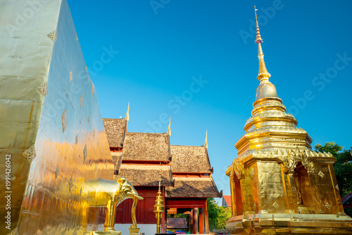 Foto Golden stupa at Wat Phra Singh temple in Chiang Mai, Thailand
