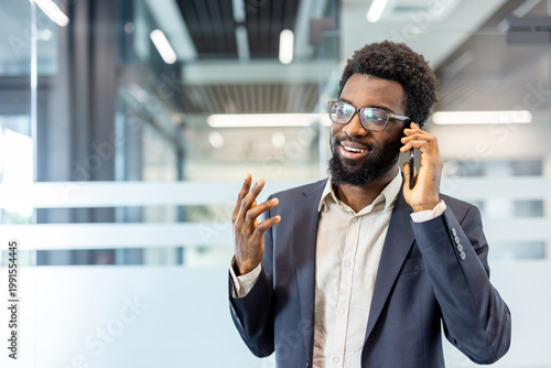 Canvas Print Professional man having a communicative phone call, expressing ideas with hand g