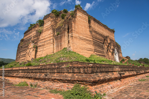 Vue d'un temple bouddhiste à Mingun au Myanmar