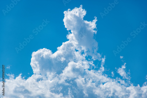 Nubes cúmulos de color blanco brillante contra un cielo azul intenso.