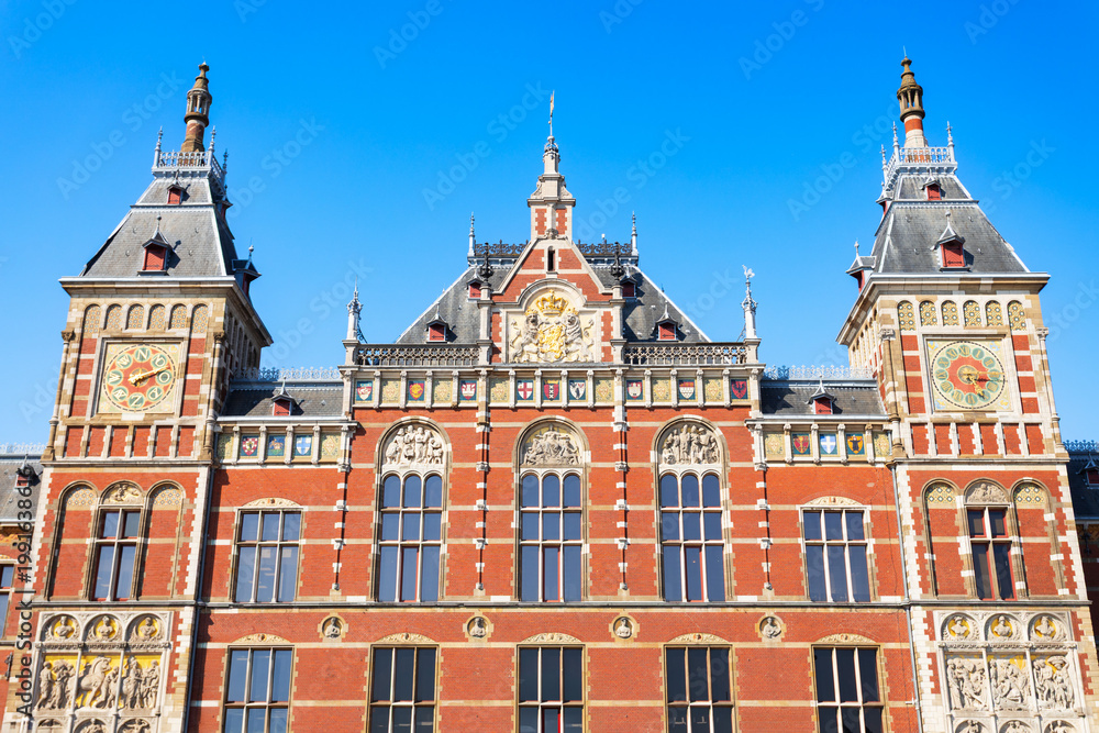 Fototapeta premium Amsterdam Centraal station building in Amsterdam, Netherlands