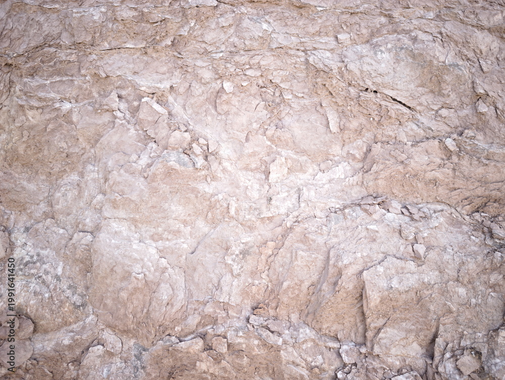 Obraz premium Texture di roccia chiara con tonalità beige‑marroni, superficie ruvida e crepe irregolari, ideale per materiali PBR, rendering 3D e progetti architettonici realistici