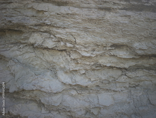 Foto Texture di roccia sedimentaria stratificata con livelli irregolari, tonalità mar