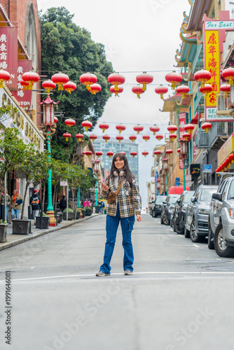 Фотография Young woman exploring chinatown street san francisco