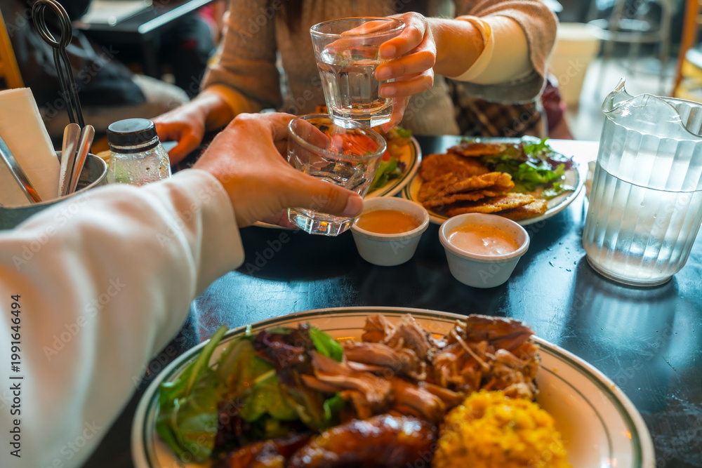 Ταπετσαρία Friends toasting drinks during a meal in san francisco restaurant