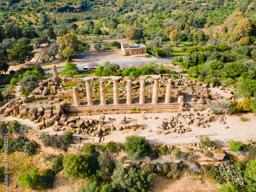 Foto Temple of Heracles aerial panoramic view, Agrigento