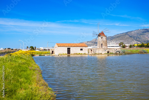 Bilde på lerret Windmill at Riserva Naturale Saline di Trapani