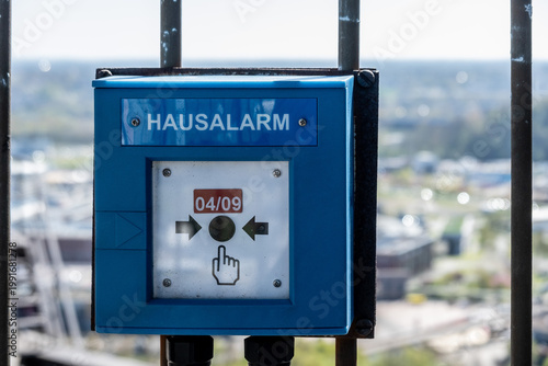 Blauer Hausalarm Knopf auf dem Dach des Gasometers, Oberhausen, Nordrhein-Westfalen, Deutschland