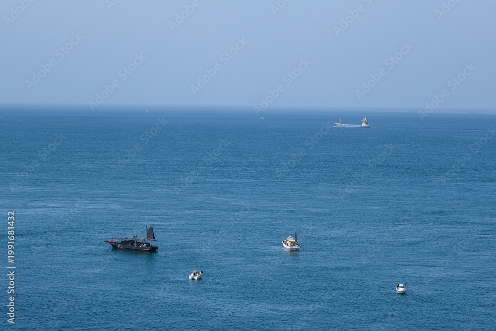 Obraz premium 淡路島の高台から見る瀬戸内海と釣り船
