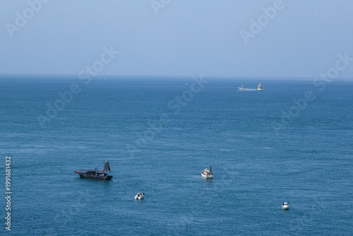 淡路島の高台から見る瀬戸内海と釣り船