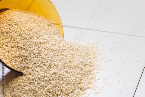 Photos sesame seeds in a bowl