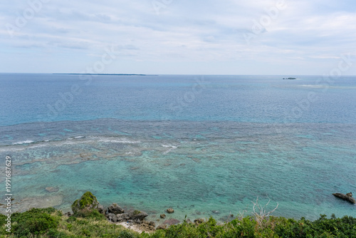 知念岬から眺める久高島と珊瑚礁広がる海岸