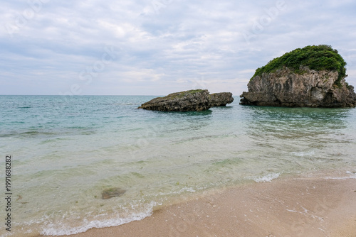 珊瑚の欠片が散らばる南城市の百名海岸