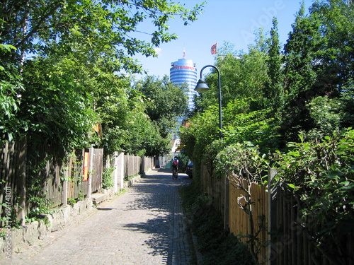 Konstfotografi Gartenweg und Hochhaus Jentower in Jena