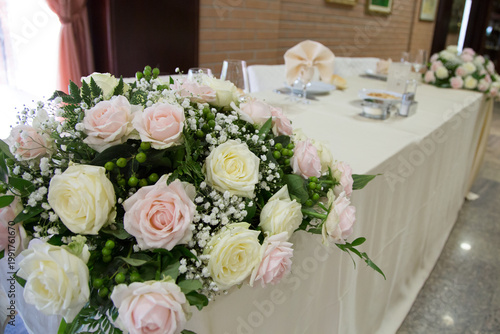 Centrotavola floreale con rose gialle e rosa