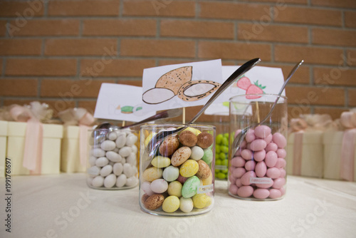 Barattoli di vetro con confetti colorati