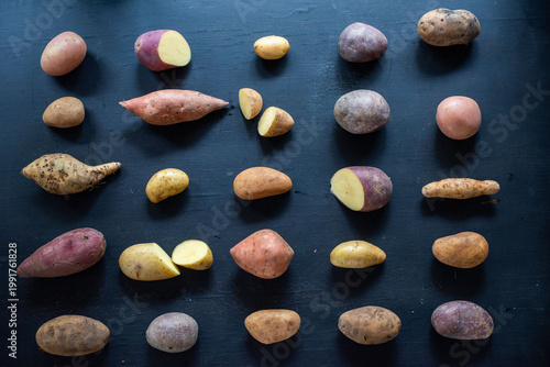 Foto Variety of colorful potatoes displayed.