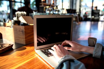 Papier peint photo  Typing laptop cafe sunlight reflection  © Rawpixel.com