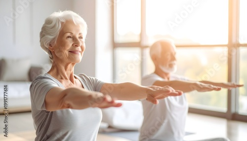 Mujer mayor practicando ejercicio suave en una clase de bienestar en un estudio luminoso