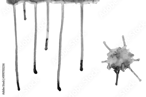 Gotas de tinta negra chorreando y mancha abstracta de acuarela sobre fondo transparente.