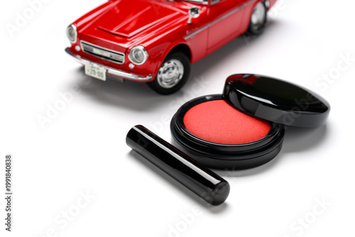 ミニカーと印鑑で表す契約手続きのイメージ