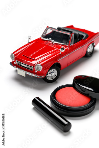 ミニカーと印鑑で表す契約手続きのイメージ