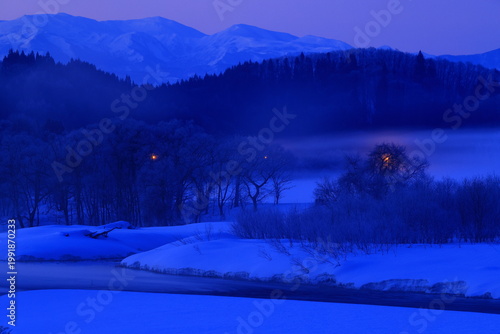 朝陽に染まる樹氷と川霧