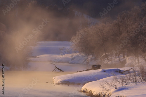 朝陽に染まる樹氷と川霧