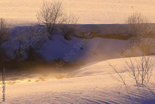 朝陽に染まる樹氷と川霧