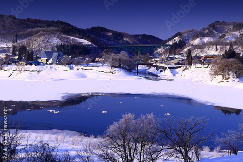 朝陽に染まる樹氷と川霧