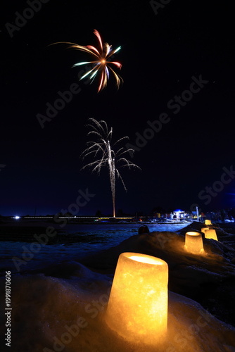 冬夜に打ち上げ花火が上がる