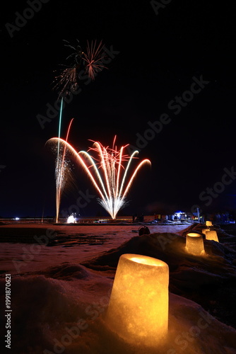 冬夜に打ち上げ花火が上がる