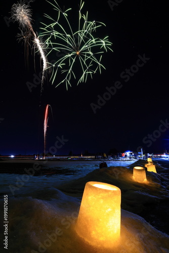冬夜に打ち上げ花火が上がる