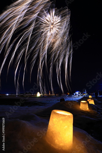 冬夜に打ち上げ花火が上がる