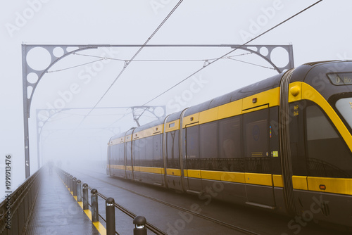 Bilde på lerret oporto light train crossing dom luis bridge in a cloudy morning.