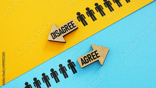 Obraz na plátne Agree vs disagree concept with opposing arrows and crowd icons on colorful backg