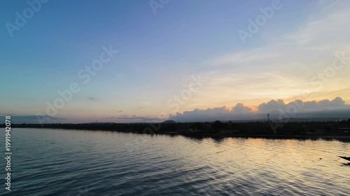 아침 해가 떠오르는 열대 바다 풍경