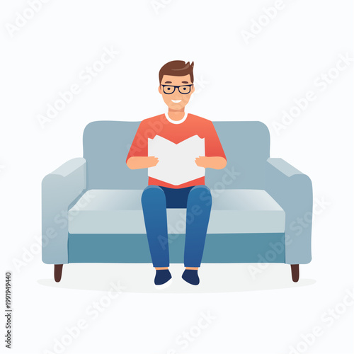 Homme souriant lisant un livre sur un canapé, porte des lunettes, arrière plan blanc uni