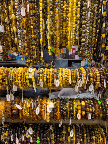 Fotografia Baltic amber jewelry displayed in riga central market reflects natural materials