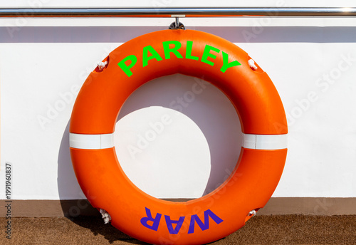 Fotografía Parley instead war symbol