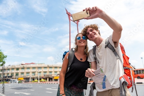 Foto Travelers capturing memories together photo
