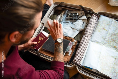 Foto Traveler packing essentials suitcase photo