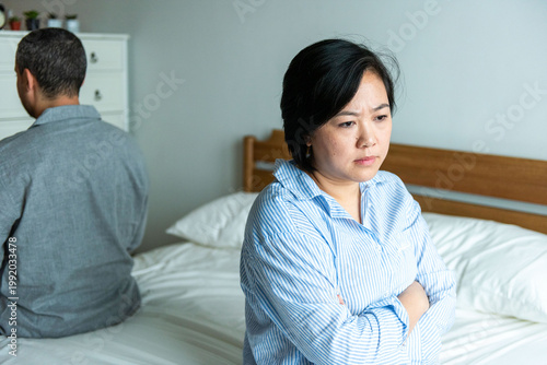 Tableau sur toile Couple experiencing emotional distance.