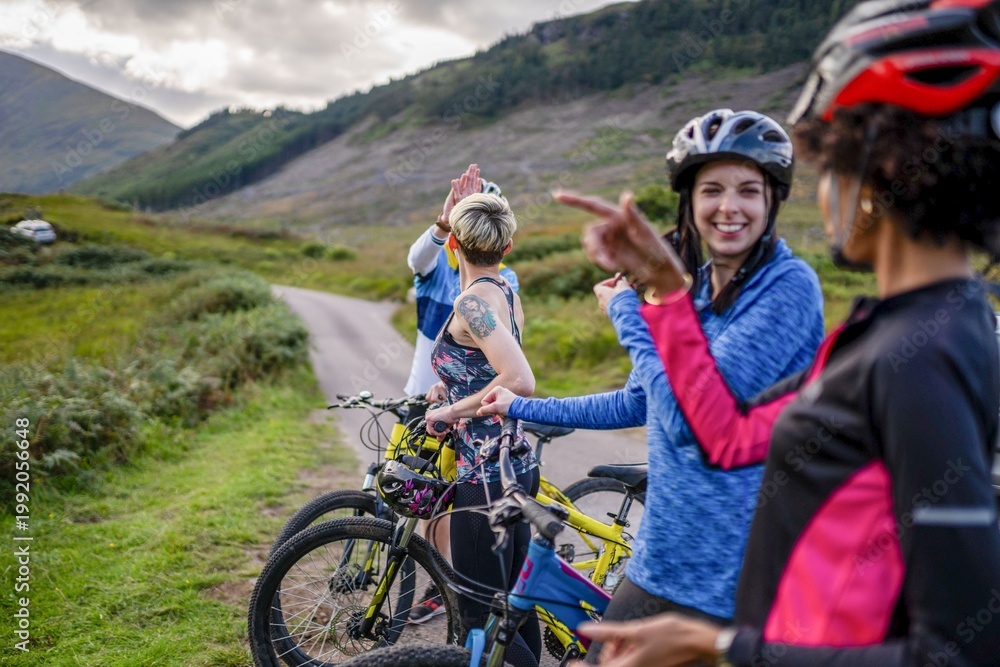 Obraz premium Joyful cyclists exploring scenic landscapes