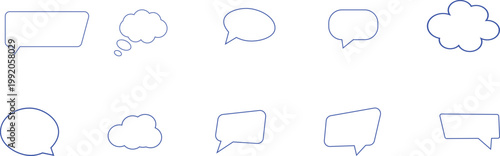 Foto et of various outline speech bubbles and clouds for communication design