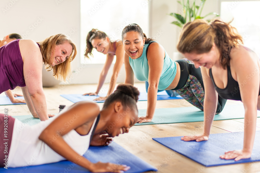 Obraz premium Group yoga class with laughter.