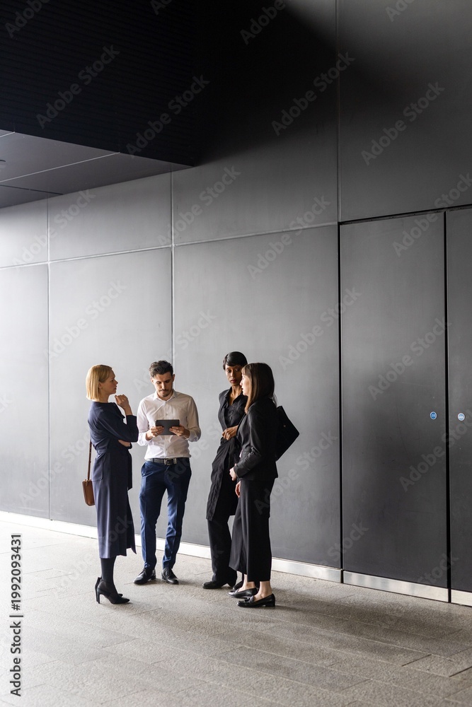 Fototapeta premium Professional team discussing project photo