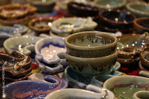 Fotografía Vaisselle artisanale en céramique exposée sur un marché