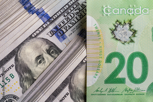 Konstfotografi US hundred dollar bill and Canadian twenty dollar banknote close up